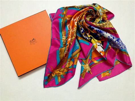 foulard hermes nuovi prezzo|Foulard Hermès: i prezzi e come indossarli .